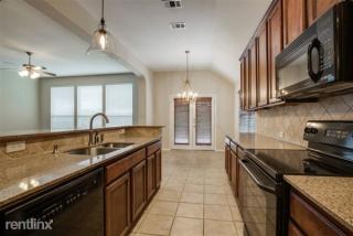 1004 Sycamore St, Burleson TX  76028-7040 exterior