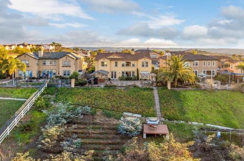 1050 Straightaway Ct, Oceanside CA  92057-1949 exterior