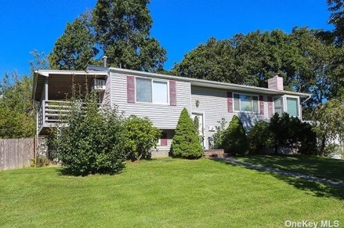 17 Phyllis Dr, Elwood, NY 11731-6414