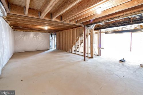 7337 Hooes Rd, Springfield VA 22152-3704 exterior