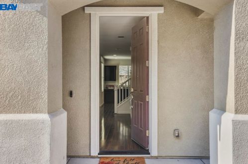 2204 Gallery Dr, Riverbank, CA 95367-9593