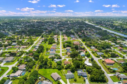 977 Sarto Ln, Fort Pierce FL  34953-2676 exterior