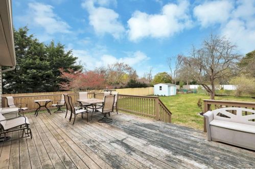 19 Riverdale Ave, Oakdale NY  11769-1544 exterior