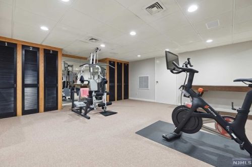 28 Greenview Way, Montclair NJ 07043-2531 exterior