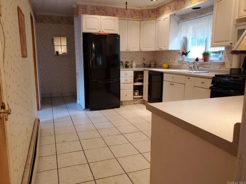 24 Parkway Dr, Yorktown Hgts, NY 10598-6407