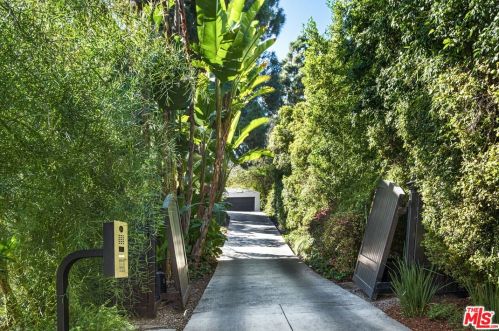 3911 Benedict Canyon Dr, Van Nuys CA  91423-4625 exterior