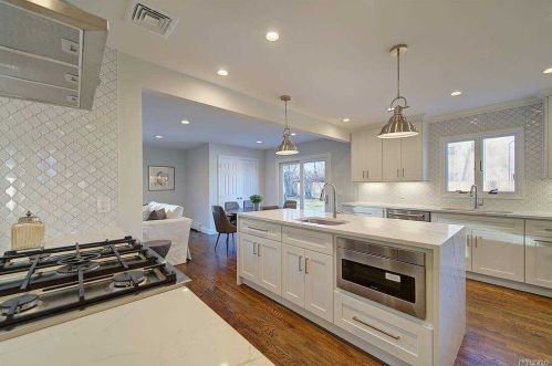 3 Shelby Ct, Elwood, NY 11731-4946
