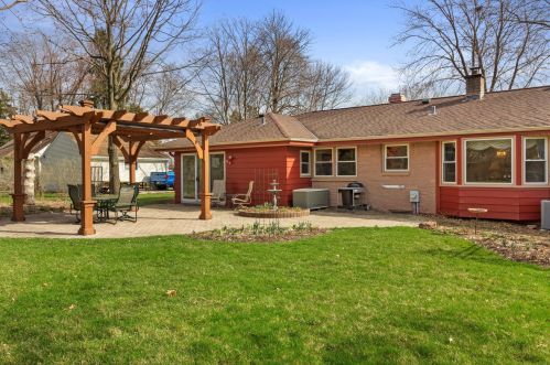 13610 Ferguson Rd, Waukesha, WI 53151-2510