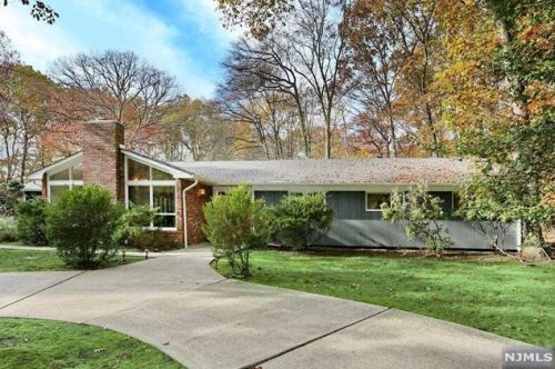 2 Maureen Ct, Montvale, NJ 07645-2017