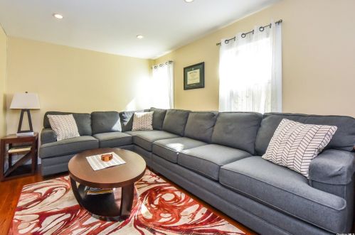 142-09 84th Dr, Jamaica, NY 11435-1842