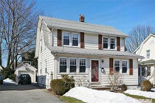 101 Woodnut Pl, Garden City, NY 11501-3731