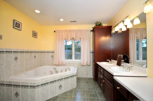 67 Steeplechase Dr, Manchester CT  06040-7066 exterior