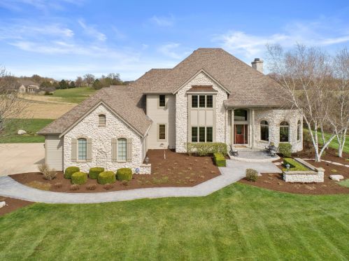 226 Crooked Stick Pass, North Prairie, WI 53153-9622
