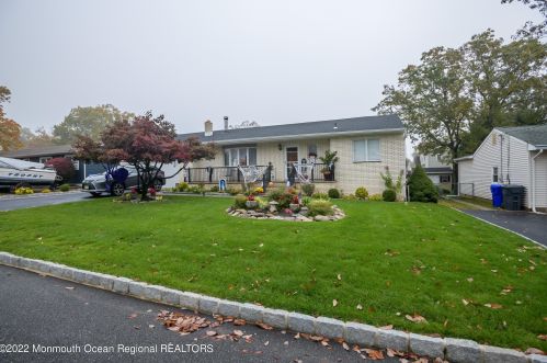 383 Essex Dr, Bricktown, NJ 08723-5940