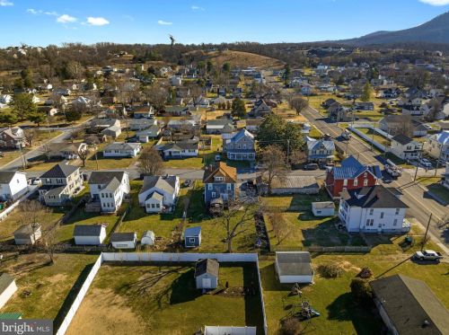 141 Funk St, Strasburg VA  22657-2403 exterior