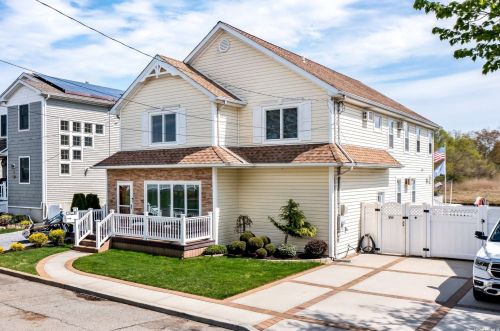 2669 Riverside Ave, Seaford, NY 11783-3112