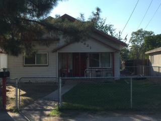 8821 Hudson Pl, Bakersfield, CA 93307-6015