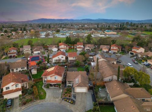 1056 Esparto Ct, Windsor CA  95492-7807 exterior