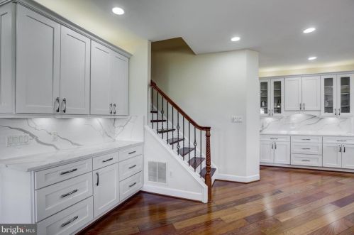 20405 Crimson Pl, Leesburg VA 20175-6362 exterior