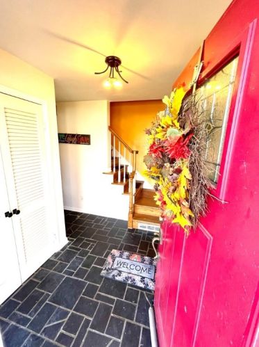 2564 Blossom Ln, New Castle, PA 16105-1642