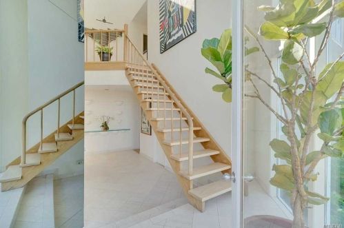 1 Stacy Dr, West Hampton Beach, NY 11978-2518