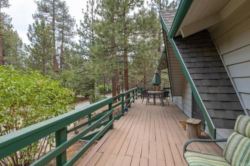 925 Robinhood Blvd, Big Bear City, CA 92314-9127