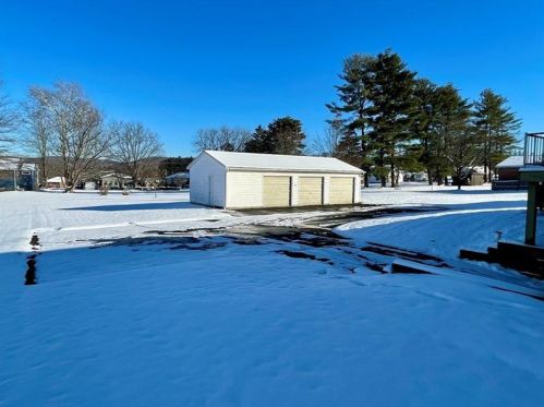 1552 Woodlawn Dr, Latrobe, PA 15650-2838