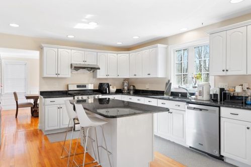 37 Millers Brook Dr, Cumberland RI  02864-6163 exterior