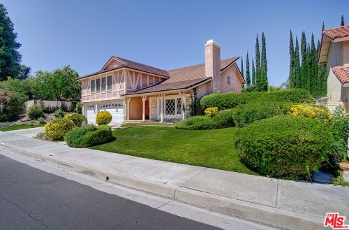28003 Charles Dr, Santa Clarita, CA 91350-1971