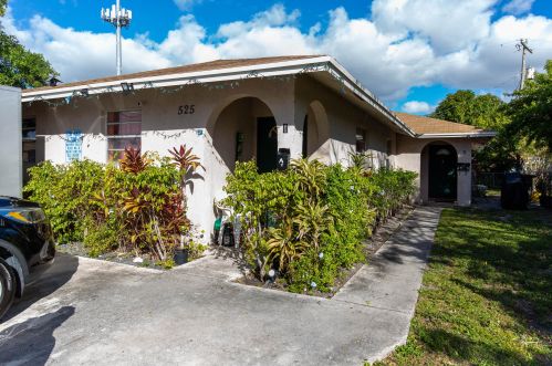 525 Pilgrim Rd, West Palm Beach, FL 33405-3258