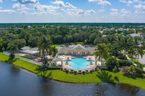 556 Indian Key Dr, Fort Pierce FL  34986-2051 exterior