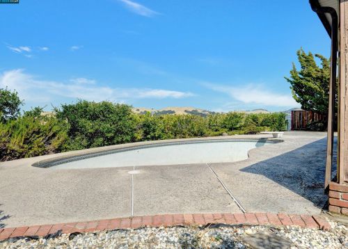 2123 Whippoorwill Ct, Pinole, CA 94564-1827