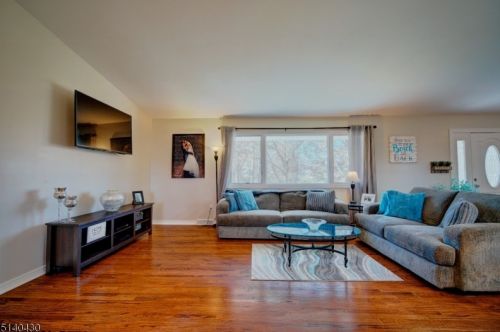 1 Pinewood Ct, Flemington NJ 08822-4909 exterior