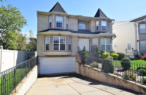 254 Center St, Williston Park, NY 11596-1052