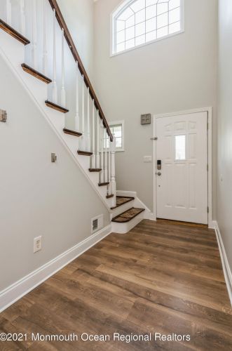 317 Pine St, Middletown, NJ 07748-5545