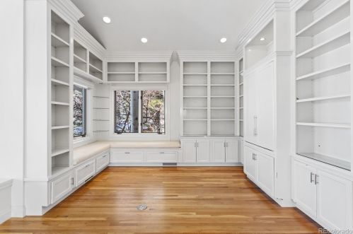 93 Glenmoor Dr, Englewood CO 80113-7117 exterior