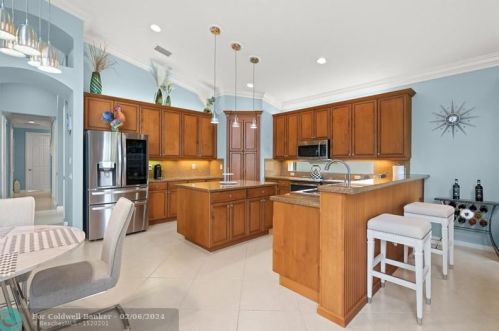 7062 Great Falls Cir, Boynton Beach FL  33437-3998 exterior