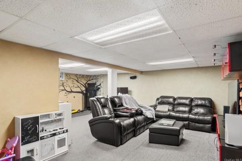 577 Centre Ave, North Lindenhurst NY  11757-3114 exterior