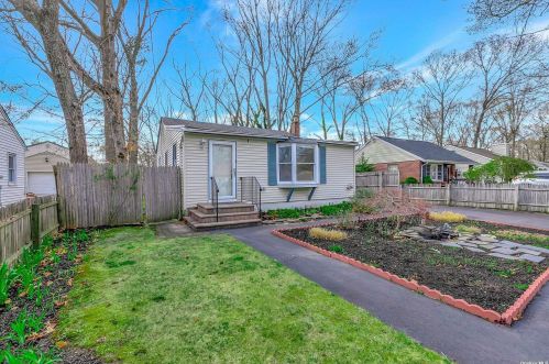 88 Wauwepex Trl, Panamoka, NY 11961-2252