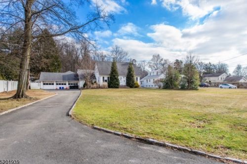 225 Pompton Ave, Verona, NJ 07044-3018