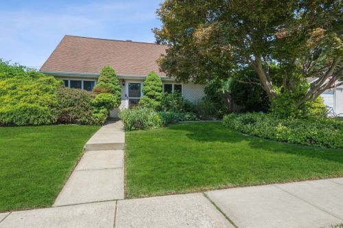 854 Fairfield Ave, Westbury, NY 11590-6005