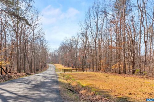 2477 Dogwood Dr, Bybee, VA 22963-4627