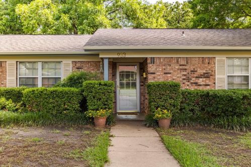 933 Bedford Ct, Hurst TX  76053-4151 exterior