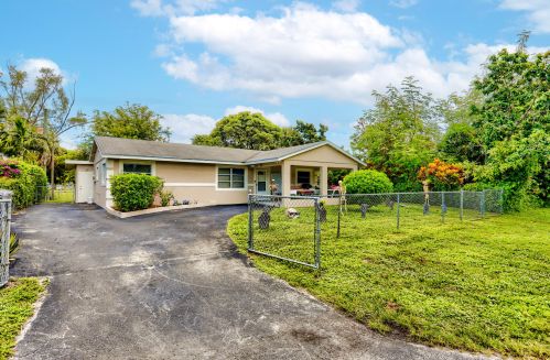 636 Snead Cir, West Palm Beach, FL 33413-1251