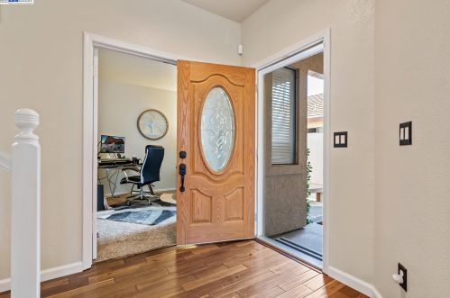 736 Clifton Way, Vacaville CA  95688-8547 exterior