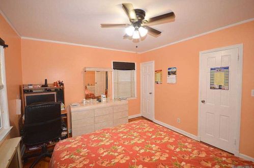 50 Aberdeen Rd, New Hyde Park NY  11040-2138 exterior