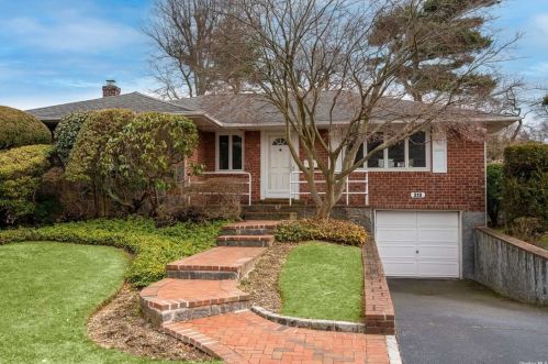 310 Nimitz St, Muttontown, NY 11753-1606