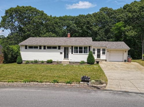21 Keeley Ave, Warwick, RI 02886-7810
