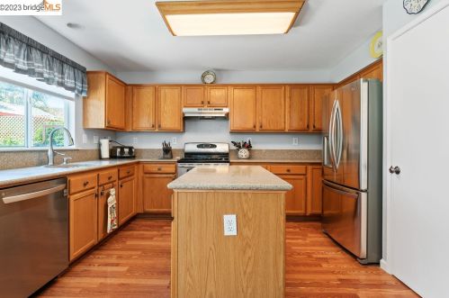 2350 Calistoga Dr, Hollister, CA 95023-8063