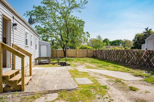 48 Deer St, Wheatley Heights NY  11798-3302 exterior